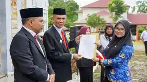Wabup-Zaman-Akli-menyerahkan-SK-kepada-PNS-Formasi-2024.jpg