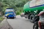 Kondisi-jalan-yang-menikung-dan-sempit-membuat-mobil.jpg