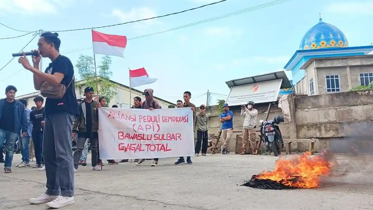 7 Tuntutan API Saat Demo di Kantor Bawaslu Sulbar