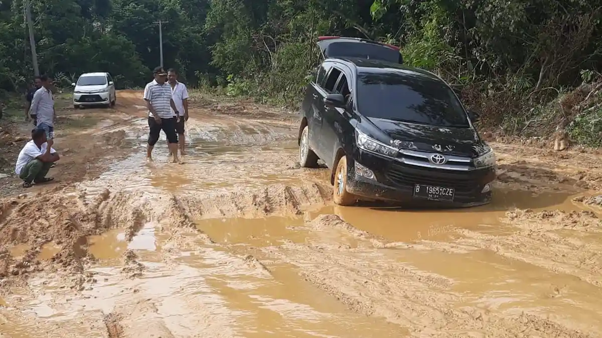 Proyek Jalan Trumon - Bulohseuma Dinilai Lamban dan Berlumpur, Begini Tanggapan Pengawas