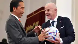 Jokowi-menyambut-langsung-kunjungan-kehormatan-Presiden-Federasi-Sepak-Bola-Internasional.jpg