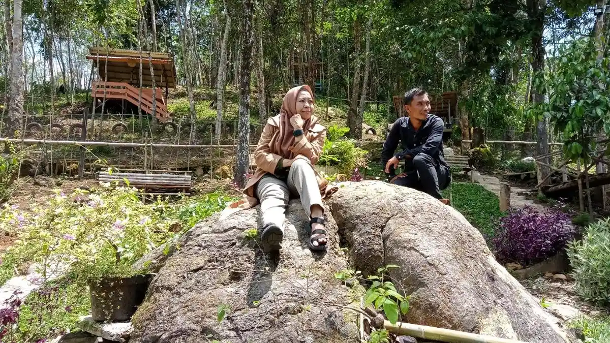 Wisata Kalsel - Batu Besar Spot Foto di Batu Bagapit HST, Pengunjung ...