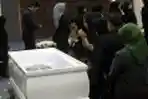 Para Pelayat Berdoa Didepan Peti Jenazah Alm Menkes