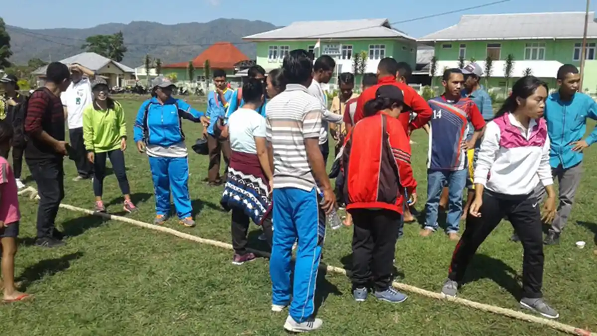 HUT PGRI Ke-25, Puluhan Guru di Kecamatan Ruteng Jalan Sehat dan Lomba Tarik Tambang