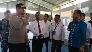 Forkopimda-Sikka-bersama-KPU-Sikka-saat-meninjau-gudang-logistik-pemilu-di-Gudang-Choksik.jpg