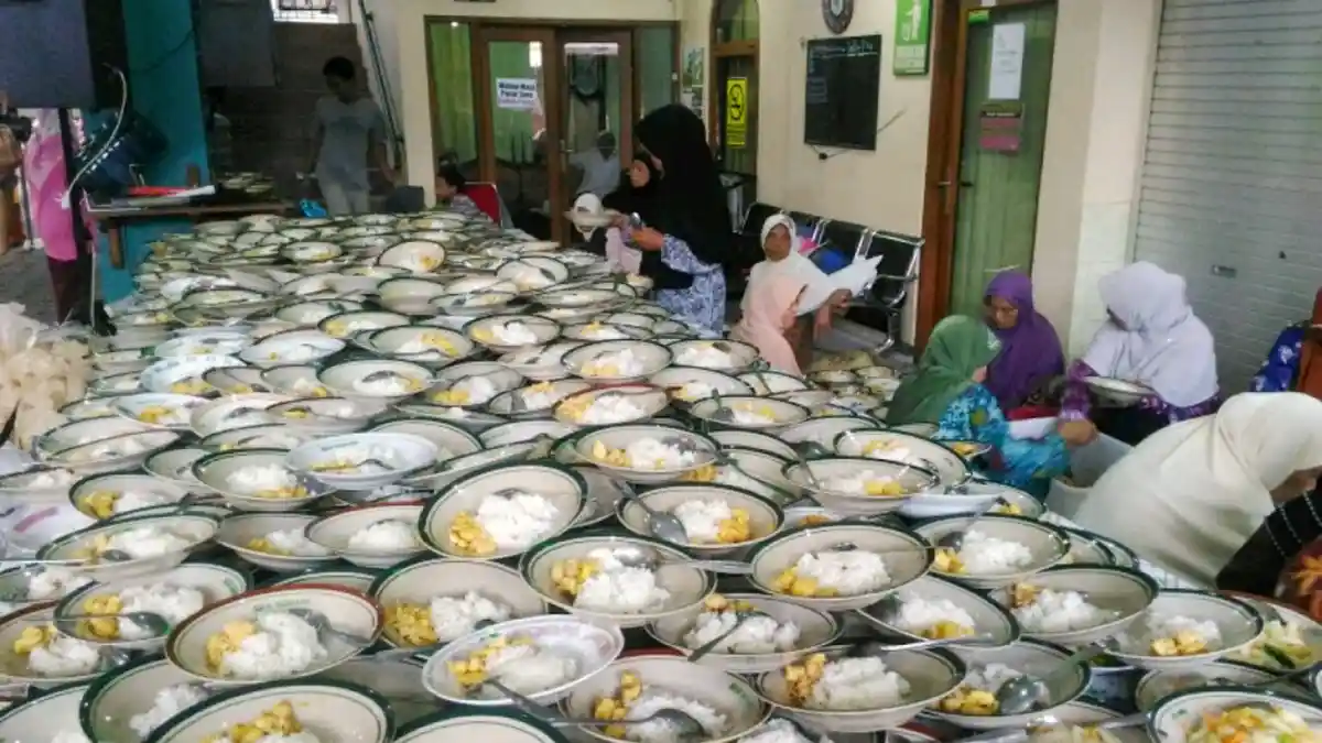 Ada 1500 Porsi Nasi dan Lauk Gratis Tiap Sore di Masjid Jogokaryan Yogyakarta