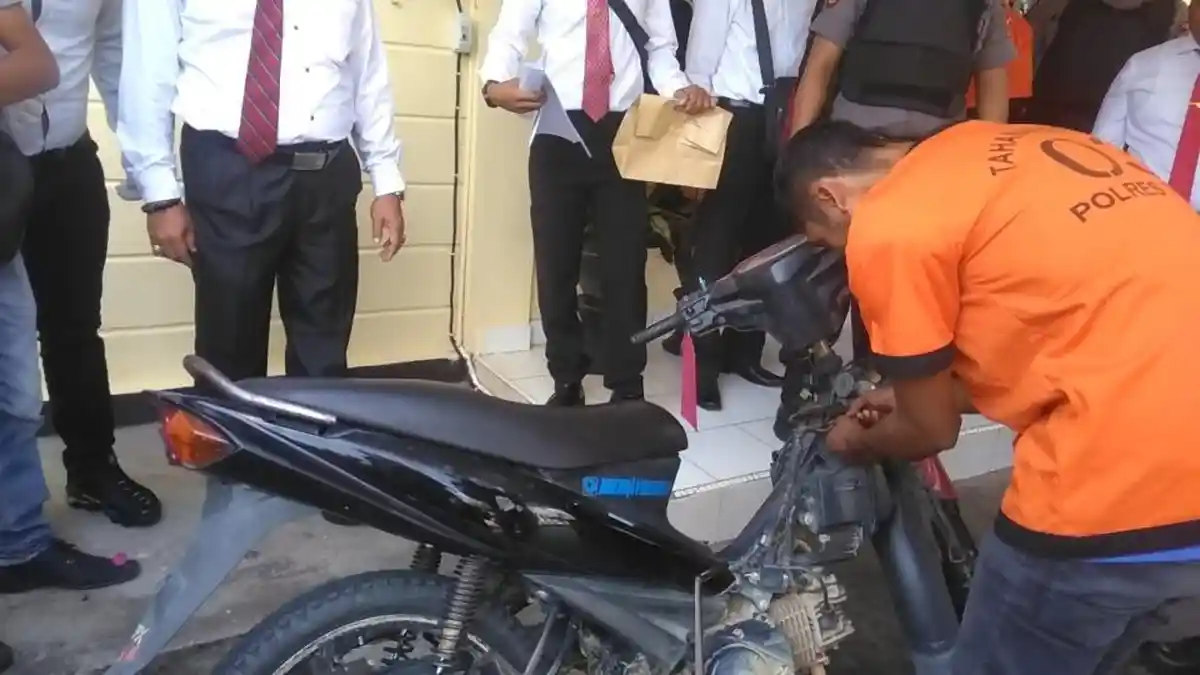 Modus Baru Curanmor, Bakar Kabel Kontak, Tidak Sampai 5 Menit Motor Langsung Dibawa Kabur