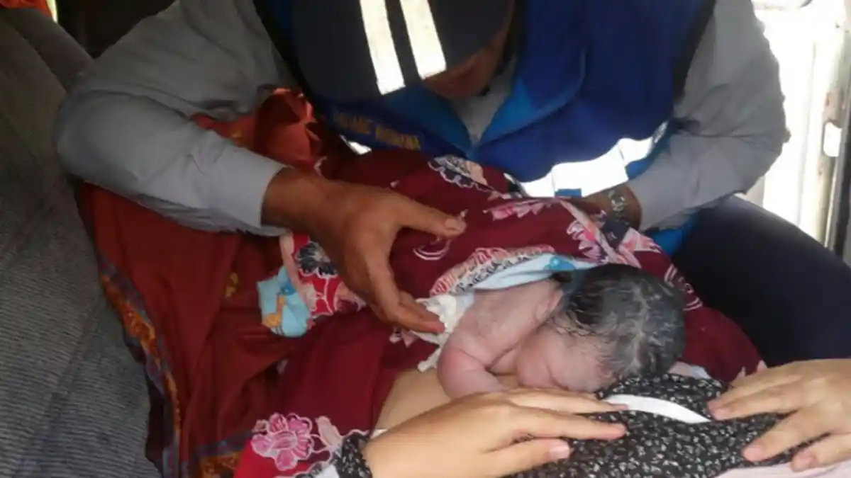 Petugas Jasa Marga Bantu Ibu Melahirkan di Jalan Tol Cipularang-Padaleunyi