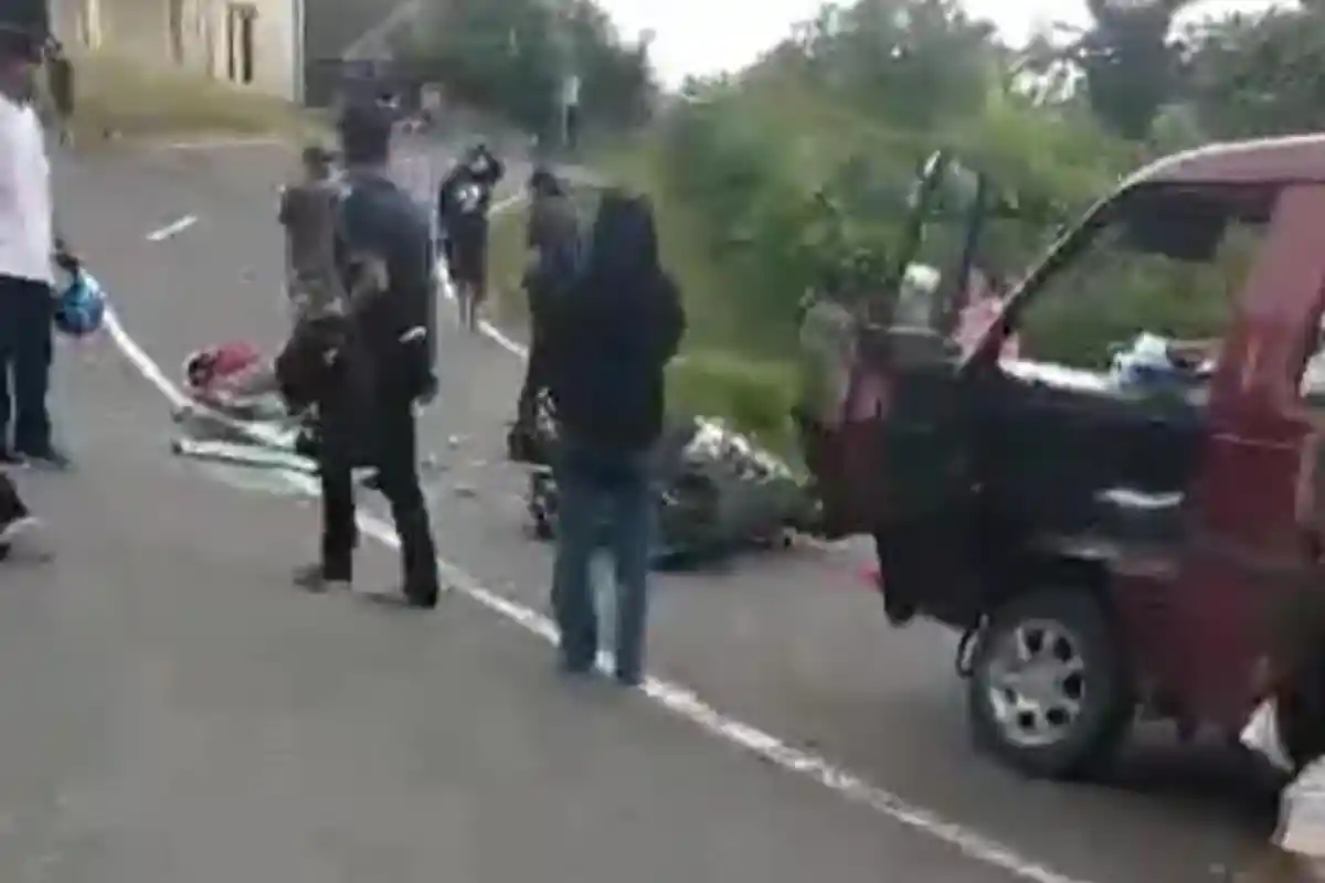 Motor Adu Banteng dengan Mobil di Jl Poros Topoyo, Pengendara Dilarikan ke Puskemas