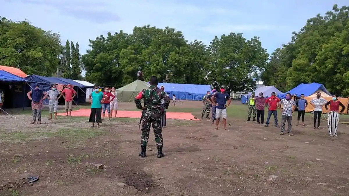 Babinsa Koramil Lewoleba Pimpin Senam Kebugaran Pengungsi Erupsi Ile Lewotolok di Posko Utama