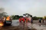 Mobil Xenia Tanpa Pelat Terbakar di Area Parkir Masjid Raya Muba, Identitas Sopir Belum Diketahui