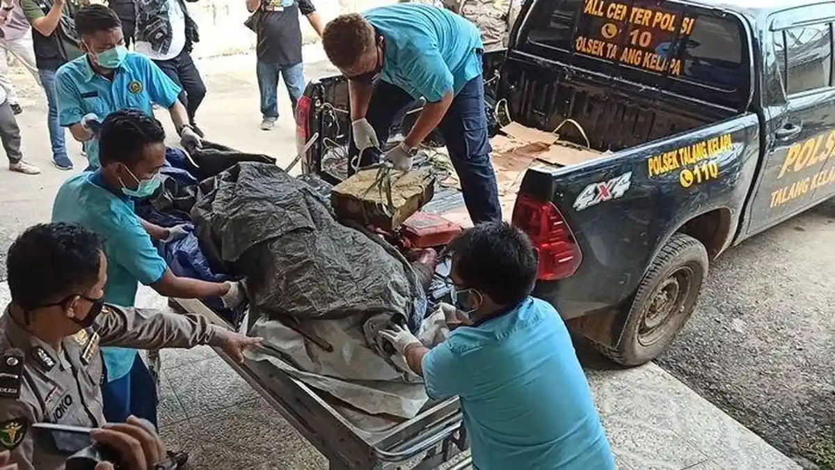 Mayat Tanpa Identitas Mengapung di Sungai, Tangan Terikat Rantai Tersambung dengan Batu Coran