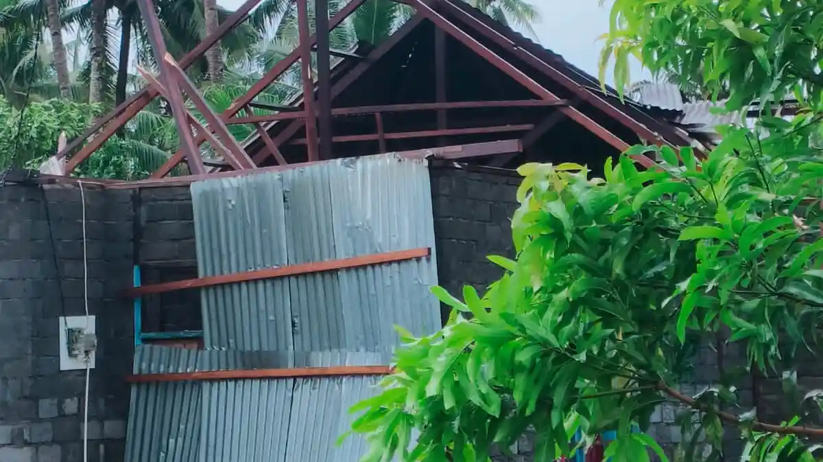 BREAKING NEWS : Angin Puting  Beliung Hantam Puluhan   Rumah di  Halmahera Utara