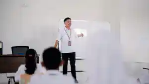 Junaidi-25-guru-bimbingan-konseling-BK-di-SRMP-19-Kupang.jpg