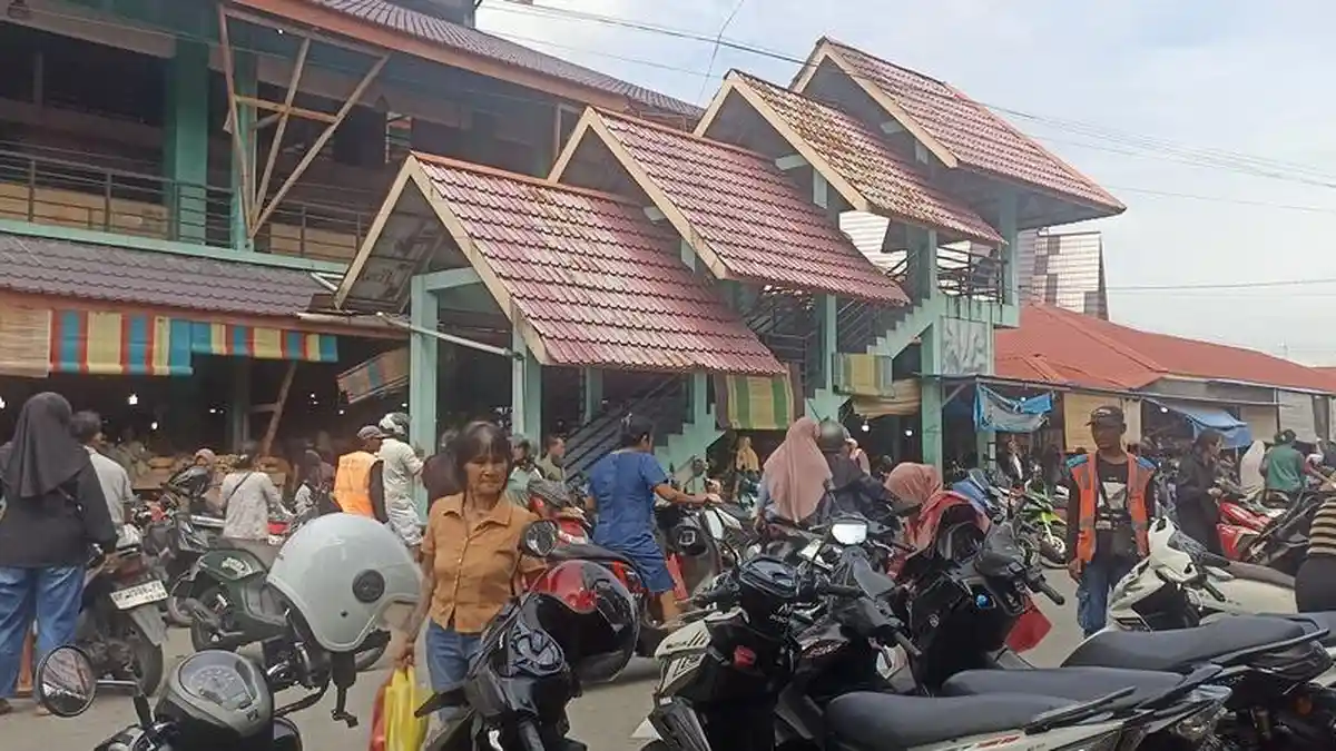 Menjelang Tahun Baru di Karimun, Penjual Daging Ayam Pasar Puan Maimun Diserbu Warga