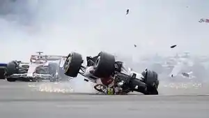 Sebuah-kecelakan-mengerikan-terjadi-di-F1-GP-Inggris-2022.jpg