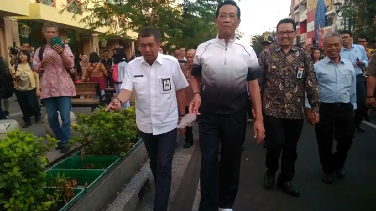 Saat Sri Sultan HB X Tanpa Malu-malu Ikut Punguti Sampah di Malioboro