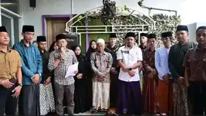 Zamroni-didampingi-oleh-kru-YouTuber-Akeloy-Production-minta-maaf-soal-film-Guru-Tugas-2.jpg