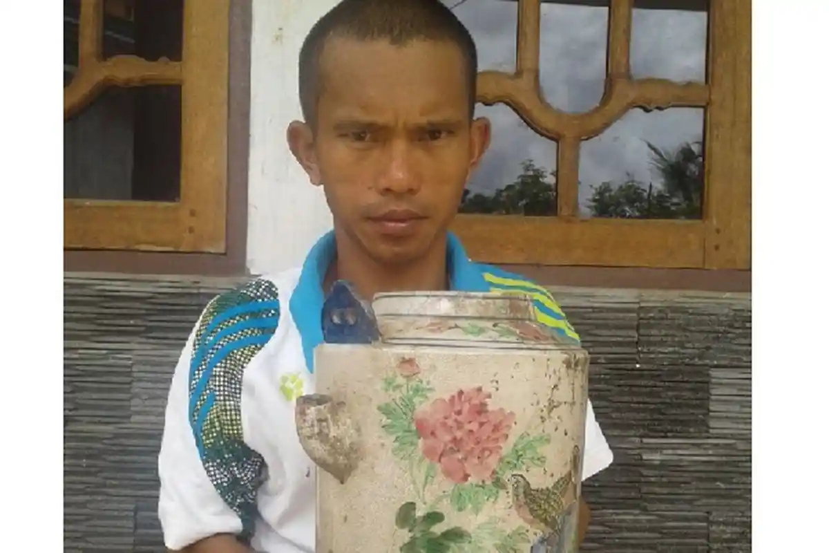 Bikin Penasaran, Warga Ini Temukan Pecahan Keramik dan Koin Bersejarah 1760 di Hutan Karet