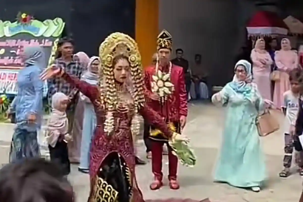 Viral Pengantin Wanita Adat Banjar Diduga Kesurupan Saat Resepsi, Menari Sendiri Hingga Pingsan