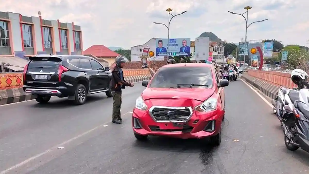 Kronologi Kecelakaan Beat vs Datsun di Flyover MBK, Pemotor Diduga Terlalu Melebar