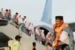 Pintu Pesawat Macet Jamaah Haji Ganti Pesawat 