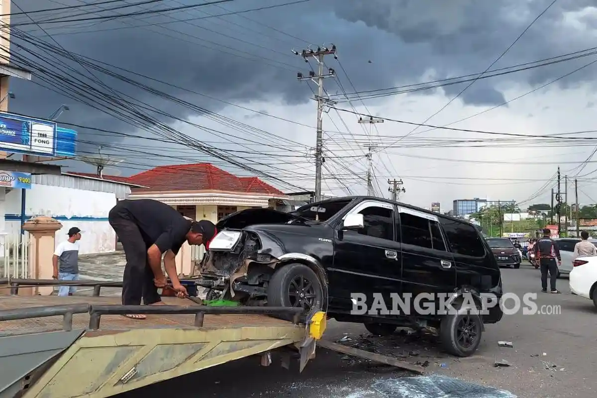 Dentuman Keras di Tikungan Depati Hamzah: Warga Berhamburan, Satu Pengemudi Luka Parah