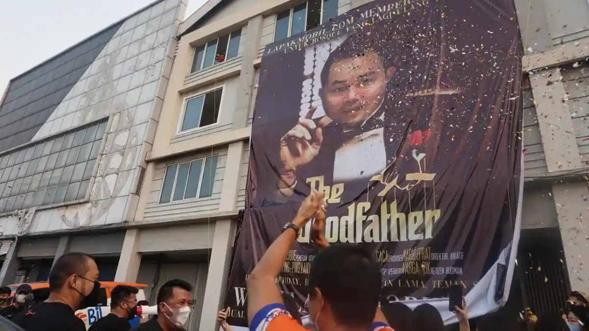 Banner Raksasa Setinggi 12 Meter Bikin Heboh Warga di PIK