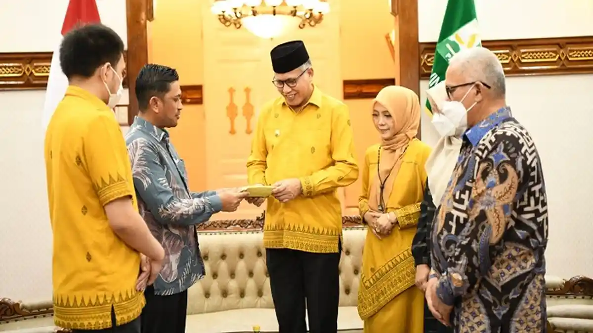 Gubernur dan Istri Tunaikan Zakat Mal ke Baitul Mal Aceh
