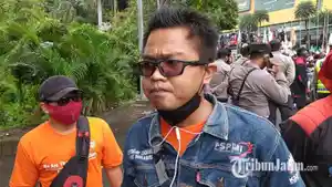 wakil-ketua-fspmi-jatim-nurudin-hidayat-saat-menggelar-aksi-demo-berada-di-surabaya.jpg