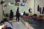 Petugas-gabungan-menggeledah-kamar-hunian-warga-binaan-Lapas-Kelas-I-Madiun.jpg