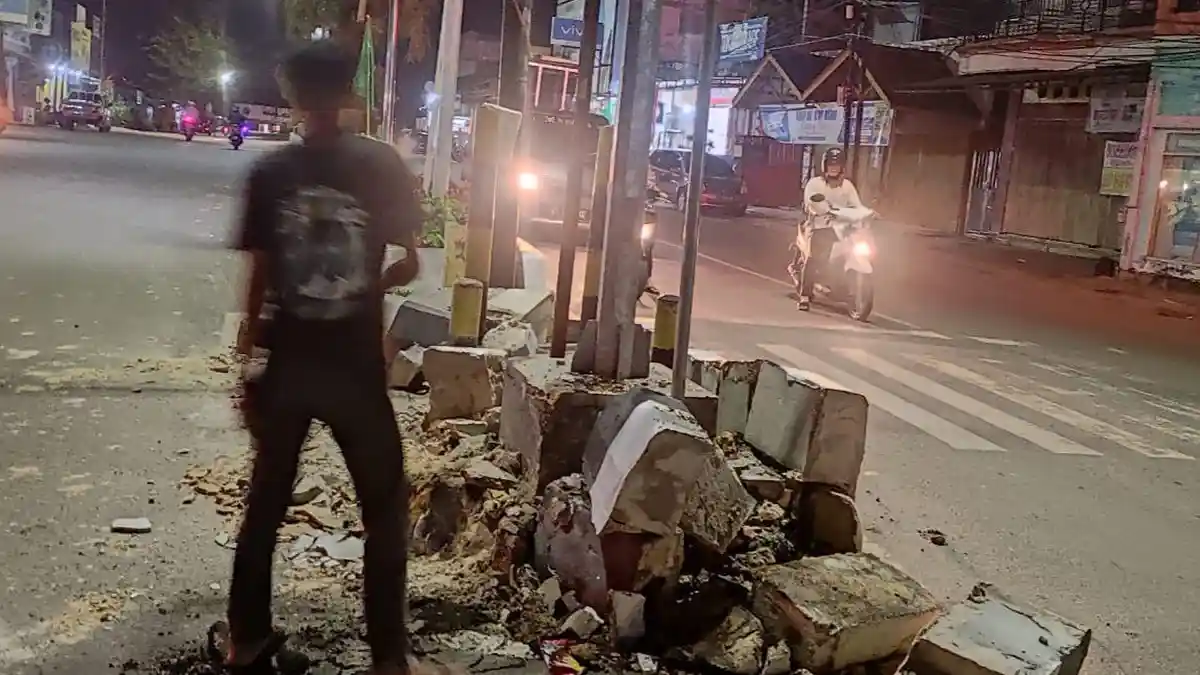 DPRD Bontang Soroti Median Jalan Rusak Ditabrak Truk Trailer, Harus Ada Ganti Rugi