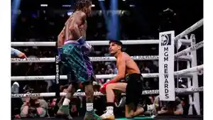 Pukulan-keras-Tank-Davis-memaksa-Ryan-Garcia-harus-menyerah.jpg