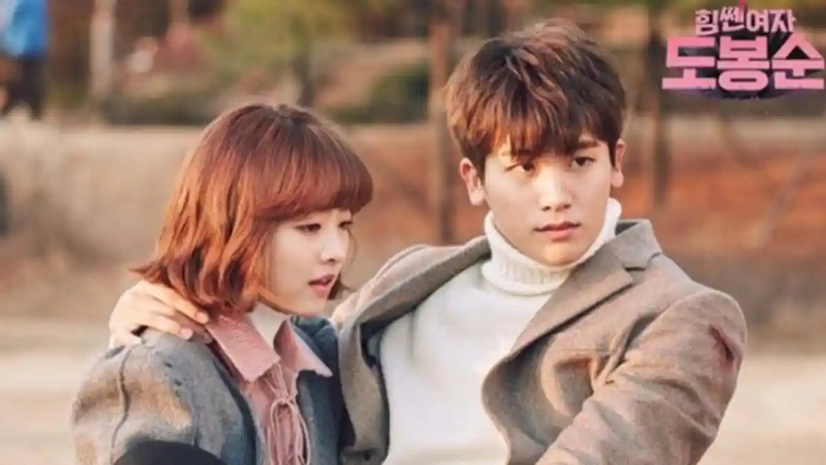 7 Keganjilan Adegan Drama Korea, Dari Handphone Terbalik Hingga Budak Bergigi Putih