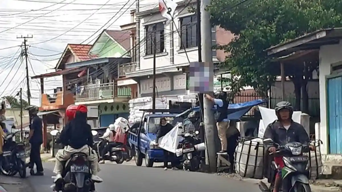 Pasang APK di Tiang Listrik, Bawaslu Lubuklinggau Sumsel Copot Paksa Puluhan APK