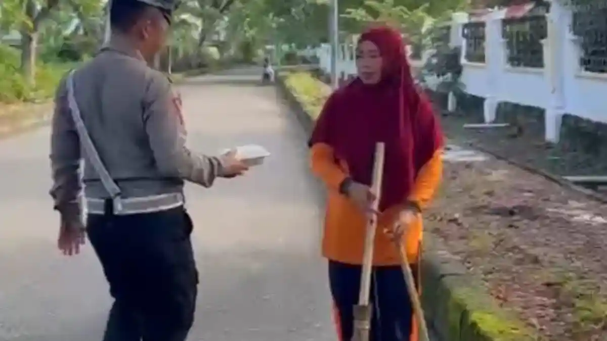 Kasat Lantas Polres Nagan Raya Gelar Jumat Berkah dengan Berbagi Makanan ke Warga
