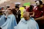 Cukur Gundul Peringati Hari Kanker Internasional