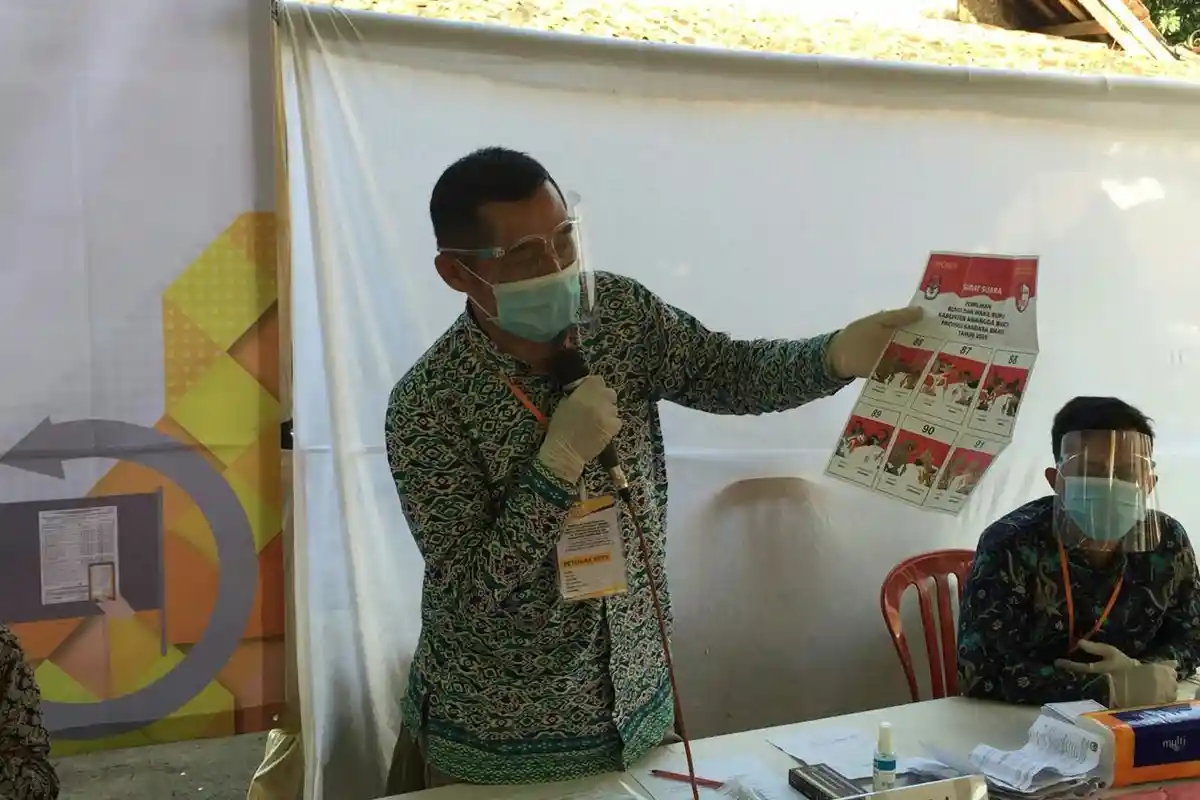 Cegah Covid Saat Pencoblosan, Petugas TPS Pakai APD, KPU Kabupaten Sukabumi Gelar Simulasi pemilihan