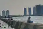 Warga Memancing Ikan di Muara Baru Jakarta