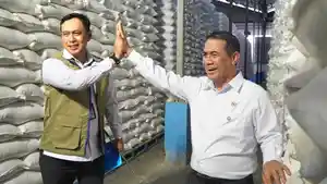 Dr-Ahmad-Rizal-Ramdhani-SSos-SH-MHan-saat-mendampingi-Menteri-Pertanian.jpg
