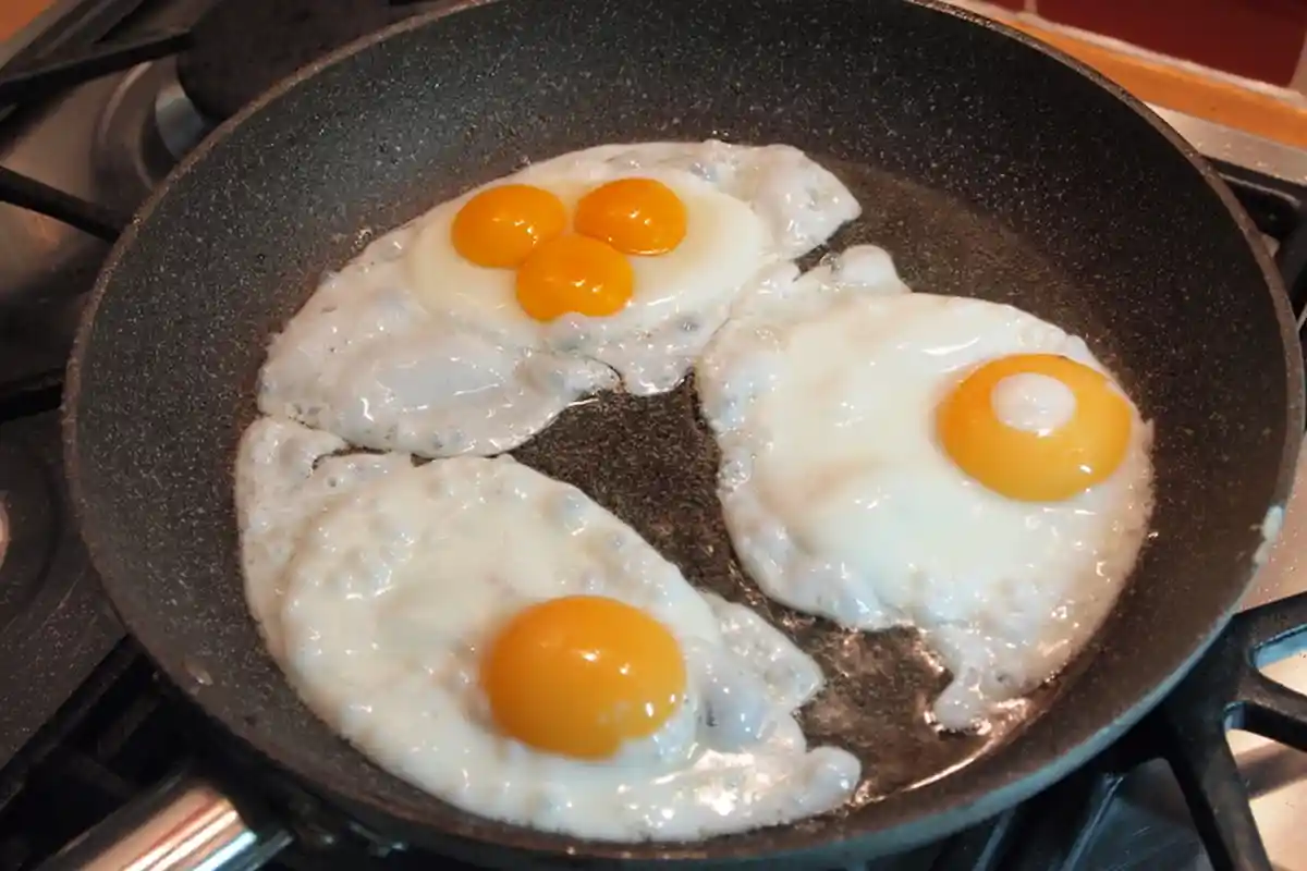 Ternyata Ada Kesalahan Yang Kita Lakukan Meski Sering Memasak Telur, Tidak Menggunakan Api Kecil