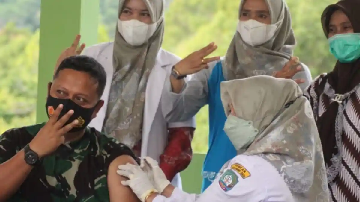 Seratusan Anggota TNI Suntik Vaksin Booster