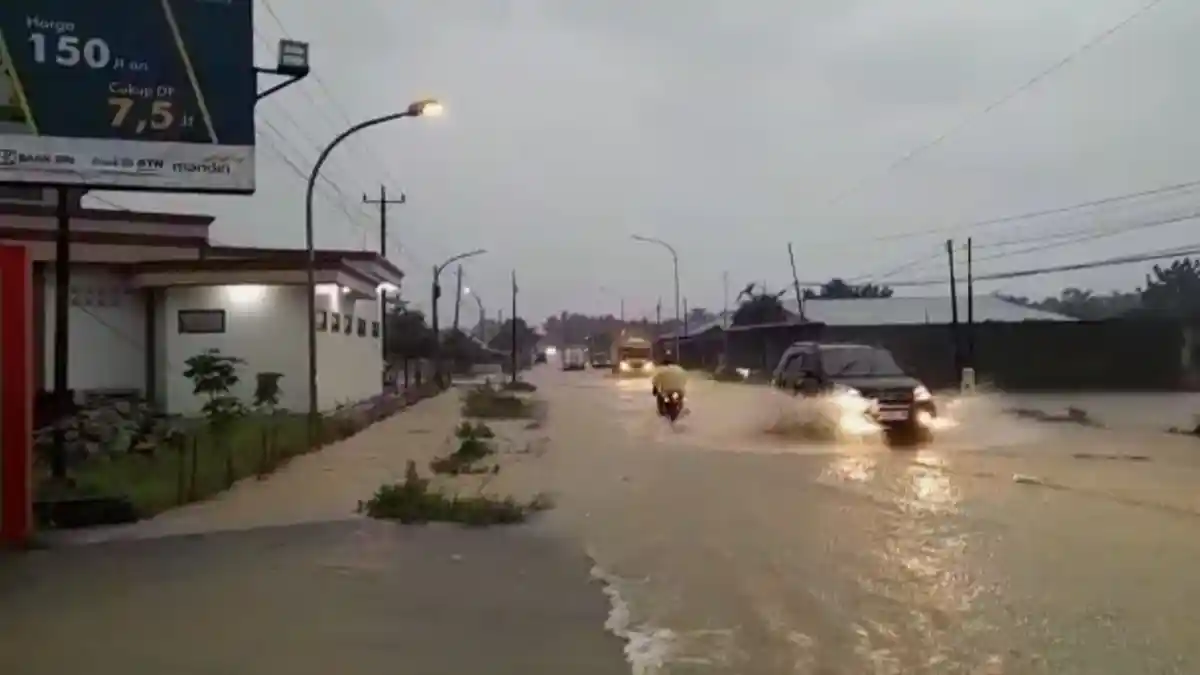 Hujan Deras, Jalan Nasional Blora-Cepu di Kecamatan Jiken Terendam Air Setinggi 30 Cm