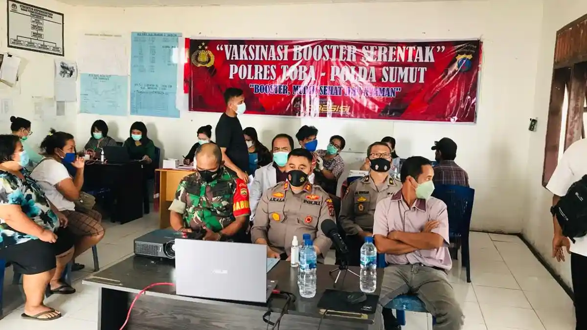 Sambil Gelar Vaksin dari Toba, Kapolres Toba mengikuti Video Conference dari Kalemdiklat Polri
