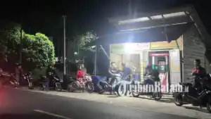 Antre-BBM-di-kios-eceran-Dabo-Singkep.jpg