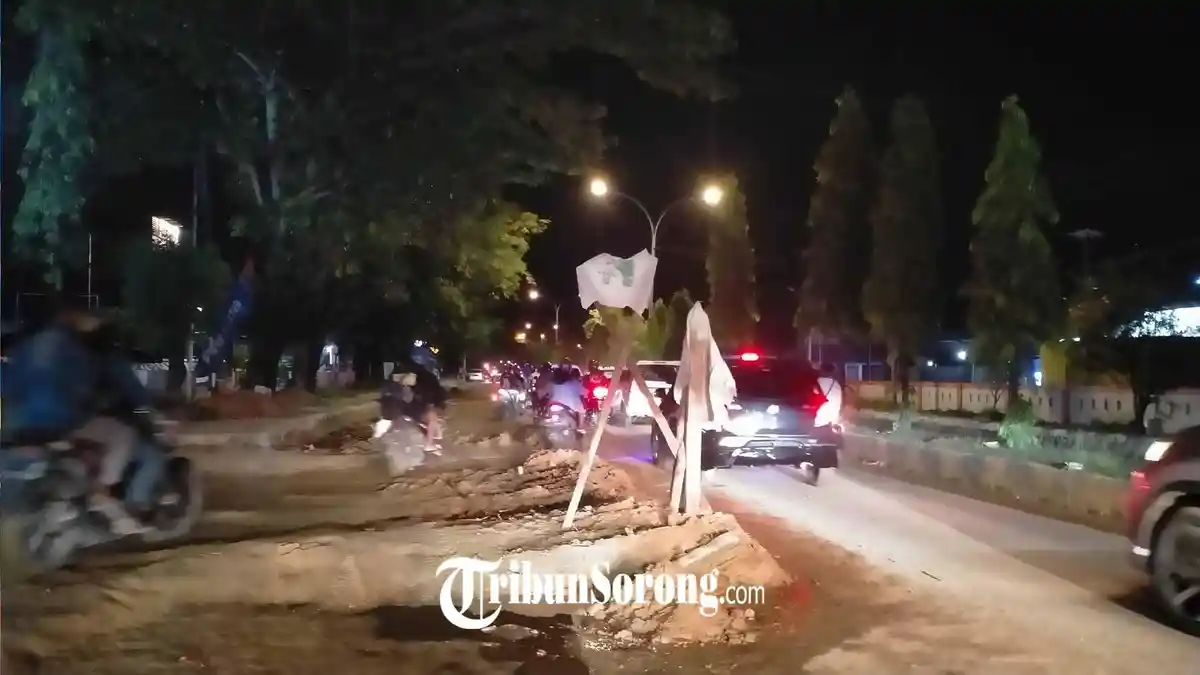 Jalan Licin dan Berlumpur, Pengendara di Kota Sorong Terpaksa Naik Trotoar Hindari Kecelakaan