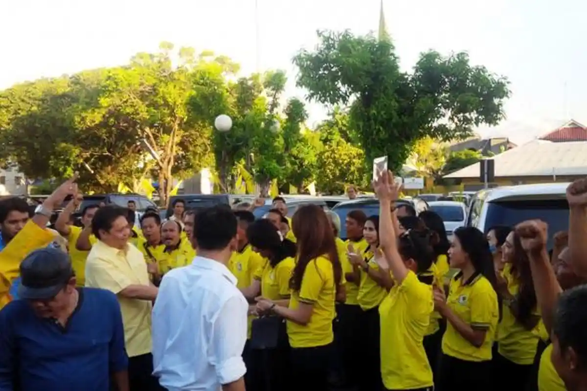 Saat Airlangga Hartarto Turun dari Mobil, Puluhan Wanita Cantik Langsung Meneriakkan Ini