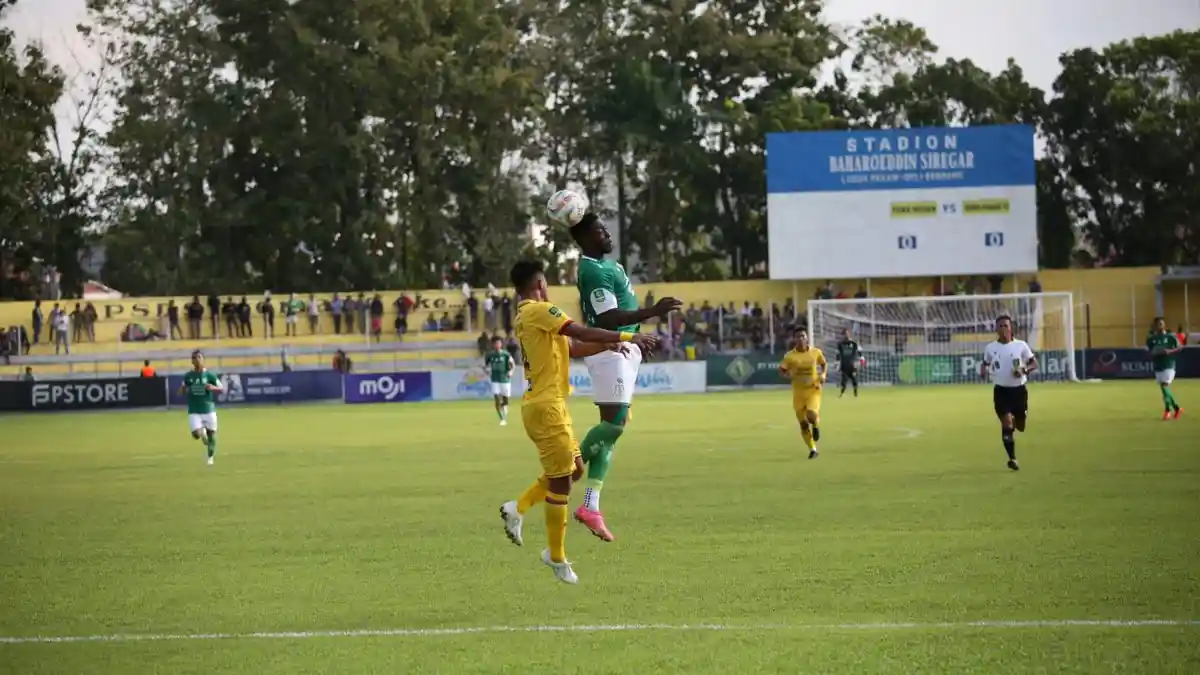 Babak Pertama, Kenneth Ngwoke Bawa Semen Padang Unggul 1-0 dari PSMS Medan
