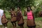 perempuan-papua-mengenakan-busana-tradisional_20150713_140219.jpg