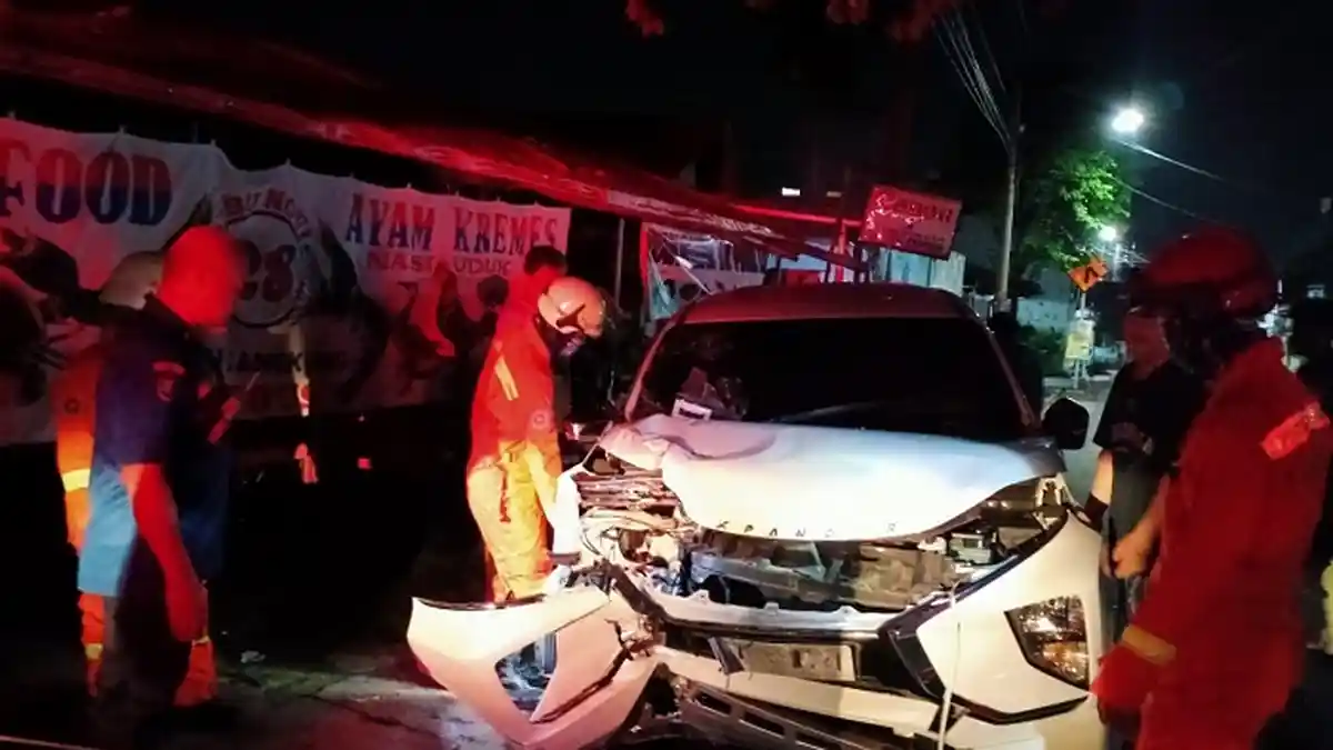 Sopir Diduga Mabuk, Mitsubishi Xpander Tabrak Pohon di Kalisari